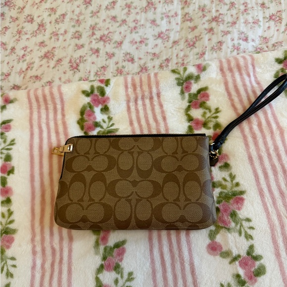 Coach Black Leather Tag Wristlet with Gold Chain - Picture 2 of 8